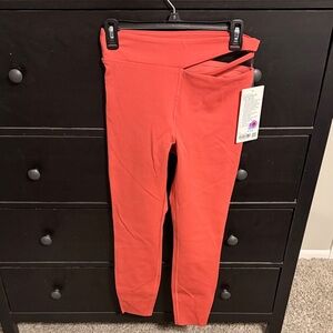 NWT lululemon Cut-Out Waist HR
Train Tight 25"
